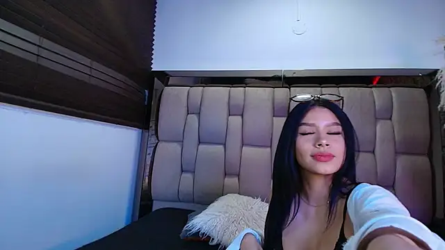 Snapshot of MeganEvanss__ chatting on May 2026 11:21:01 PM MeganEvanss online show from May 2026 11:21:01 PM