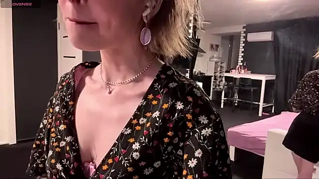 Xylarise online show from April 2026 07:08:02 PM