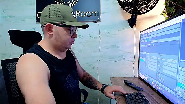 maximo daddy online show from May 2026 12:00:01 PM