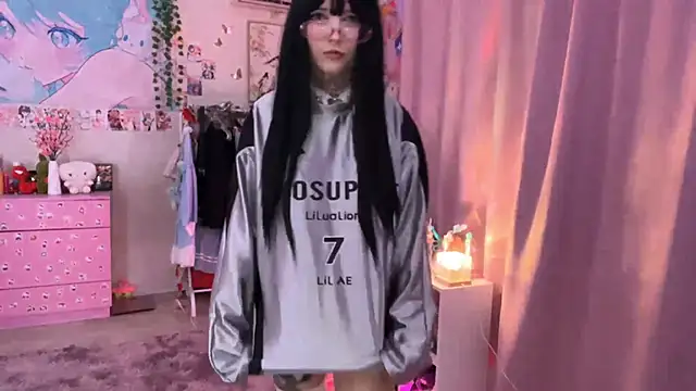 ToxiraLuneX online show from April 2026 05:42:02 PM