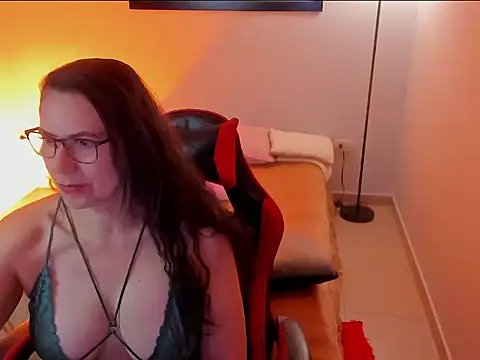 jazmin steele online show from April 2026 01:23:01 PM