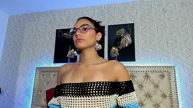 ValeAlvarez  online show from April 2026 05:56:01 PM