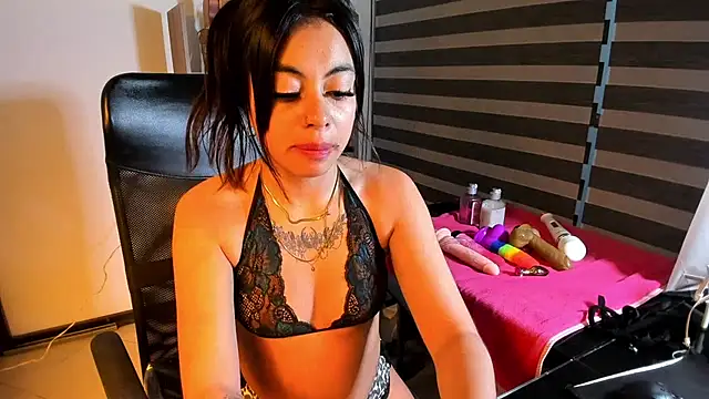 Snapshot of CharlotePetite_ chatting on June 2026 12:30:02 PM CharlotePetite online show from June 2026 12:30:02 PM