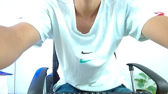 lucass 18 online show from April 2026 07:59:01 PM