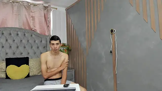 MiaANDronyy online show from April 2026 01:07:01 PM