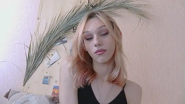 Kirana Hayes online show from April 2026 02:04:02 PM