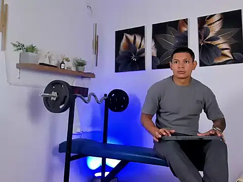 HenrryDouglas online show from April 2026 05:43:02 PM