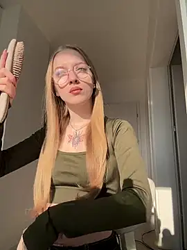 EvaEvis online show from April 2026 06:18:01 AM