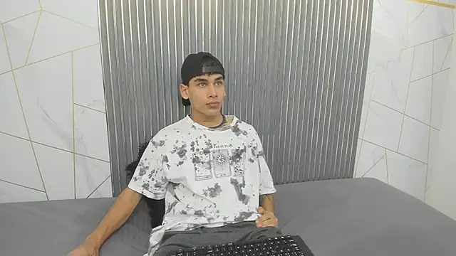 Kitsune 44 online show from April 2026 07:26:02 PM