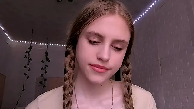 EveCoutch online show from April 2026 12:30:01 PM