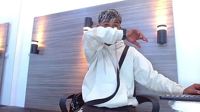 LuckyBluex online show from April 2026 08:28:02 PM