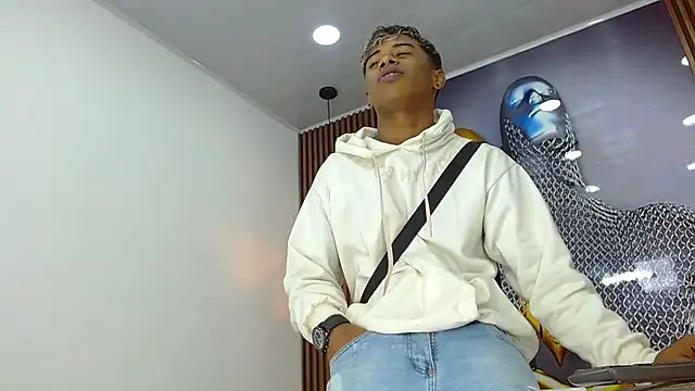 LuckyBluex online show from April 2026 12:10:01 PM