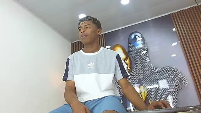 LuckyBluex online show from April 2026 07:58:01 PM