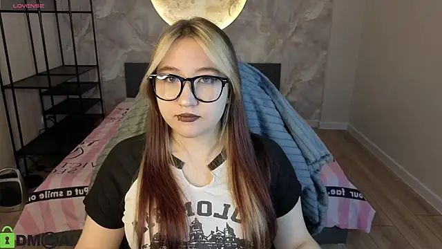 Luna Host online show from April 2026 02:09:01 AM