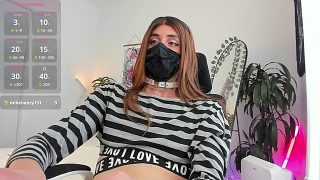 Snapshot of LilyReina chatting on June 2026 06:54:02 PM LilyReina online show from June 2026 06:54:02 PM