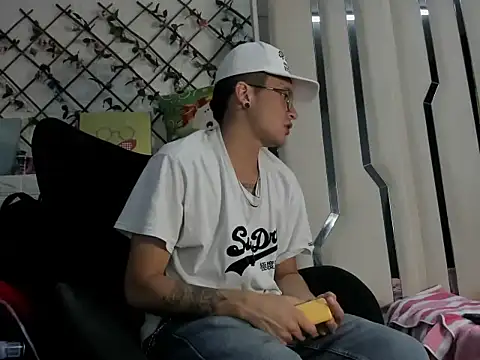 BarbieAndMax online show from March 2026 05:02:01 PM