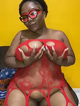 Snapshot of BoobsQueeen chatting on May 2026 02:30:01 AM BoobsQueeen online show from May 2026 02:30:01 AM