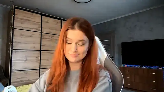 FoxyEmma online show from April 2026 02:07:02 PM