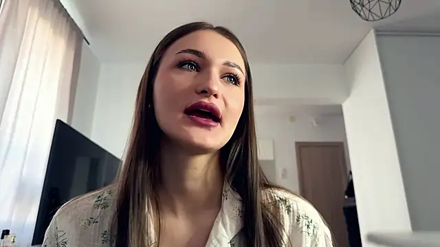 HallieHollo online show from April 2026 06:11:01 AM