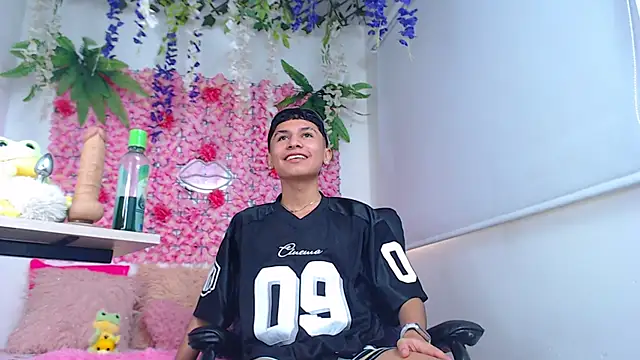 Thiagorincon22 online show from April 2026 09:01:02 PM