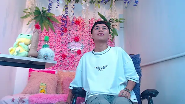 Thiagorincon22 online show from April 2026 06:28:01 PM