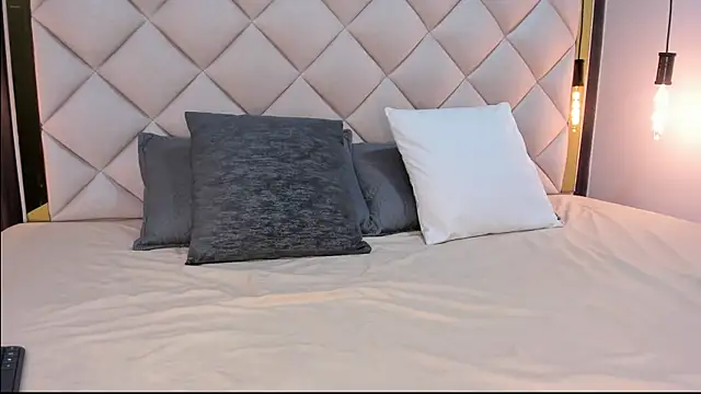 Lila Moore   online show from April 2026 04:15:01 AM