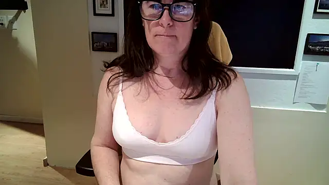Snapshot of CuriousMadame chatting on April 2026 11:58:01 AM CuriousMadame online show from April 2026 11:58:01 AM