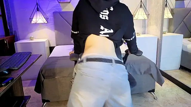 lhiamfitt10 online show from April 2026 11:19:02 PM