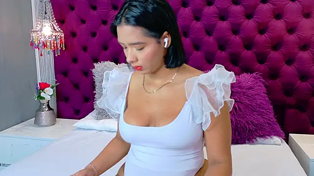 HilaryQueen  online show from April 2026 01:29:02 PM