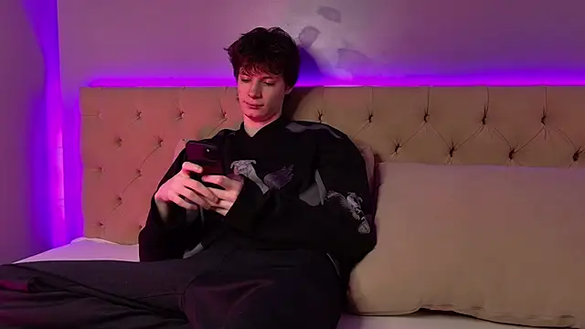 EdwardHogan online show from April 2026 03:08:01 PM