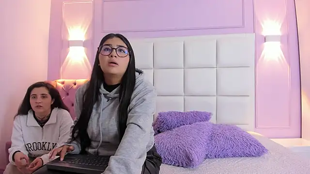 Elisa n Emma online show from April 2026 05:25:01 PM