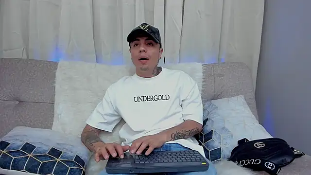 Charlie Foxie online show from April 2026 06:53:01 PM