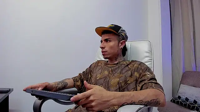 Charlie Foxie online show from April 2026 02:38:01 AM