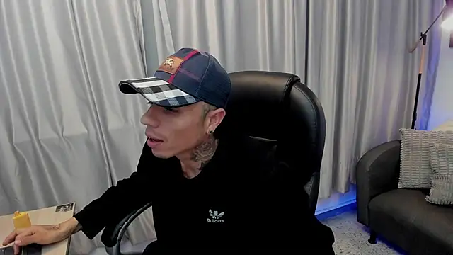 Charlie Foxie online show from April 2026 03:46:01 AM