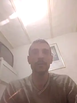 Snapshot of Guillelp chatting on May 2026 03:04:02 AM Guillelp online show from May 2026 03:04:02 AM