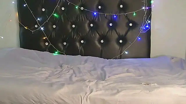 SlipperyLipsX online show from April 2026 07:51:02 PM