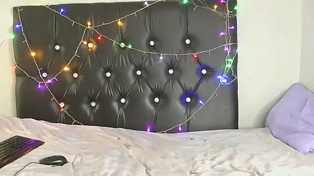 SlipperyLipsX online show from April 2026 07:57:02 AM