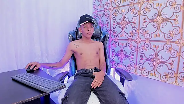 SlimLatino  online show from April 2026 12:50:02 PM