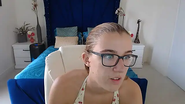 Snapshot of Yennyloves chatting on July 2026 12:52:01 PM Yennyloves online show from July 2026 12:52:01 PM