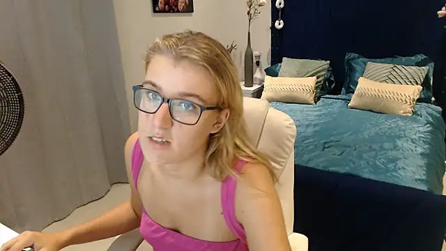 Snapshot of Yennyloves chatting on July 2026 12:20:01 AM Yennyloves online show from July 2026 12:20:01 AM