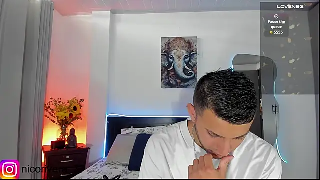 Emma Nico online show from April 2026 07:58:01 PM