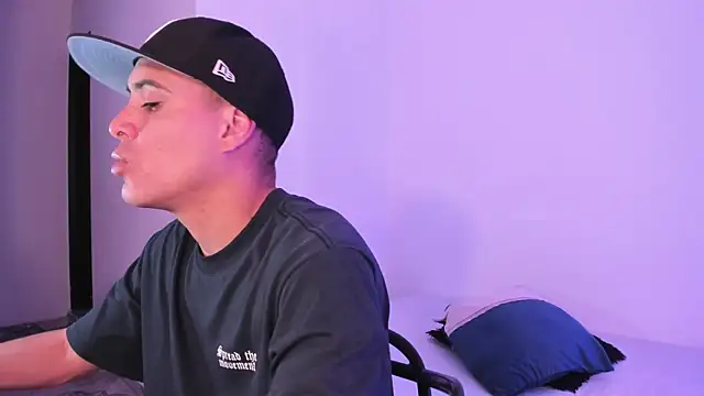 Axel  fierro online show from April 2026 07:30:02 PM