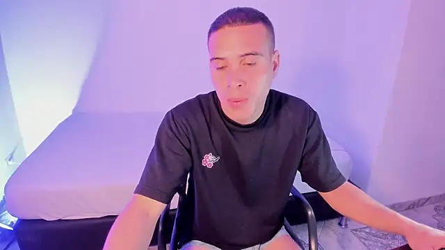 Axel  fierro online show from April 2026 08:00:02 PM