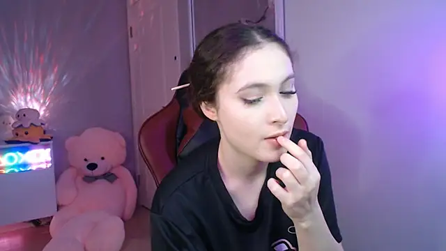 solitudebby online show from April 2026 07:58:01 PM