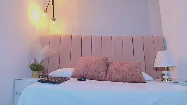 Samantha Lunaa online show from April 2026 08:03:01 PM