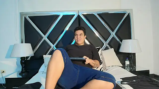 ZeusSmithh online show from April 2026 12:39:01 PM