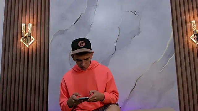 Ethanhot os online show from April 2026 06:52:01 PM