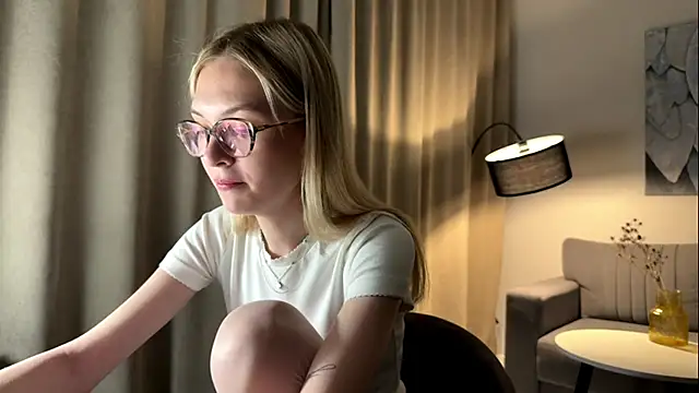 EvelineMolima online show from April 2026 07:03:02 PM