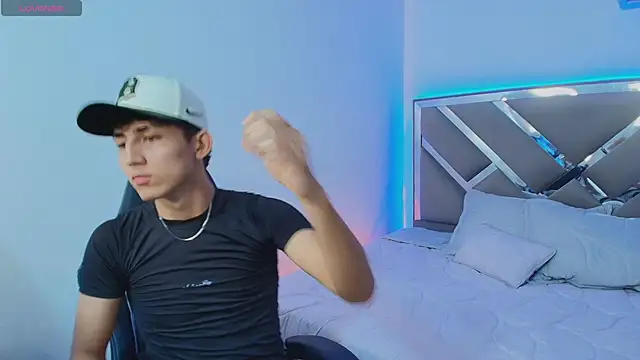 Valentino Rey online show from April 2026 12:01:01 PM