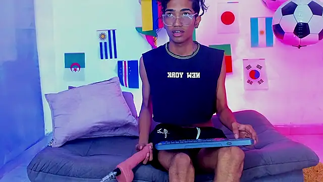 Snapshot of triiangel_latinboy chatting on July 2026 12:42:01 PM triiangel latinboy online show from July 2026 12:42:01 PM